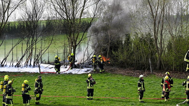 Auf dem Grundstück Am Eichler in Rennersdorf musste am Ostersonntag die Feuerwehr löschen.