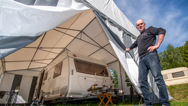 Heiko Sauerborn aus Oelsnitz hat seinen Wohnwagen mit einem Zelt drüber für den Winter fit gemacht.