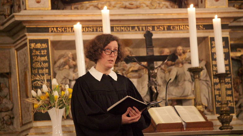 Pfarrerin Brigitte Lammert lädt zu einer Friedensandacht in St. Marien in Pirna ein.