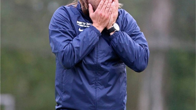 Leipzigs Trainer Heiner Backhaus, ein Ex-Profi, ist nicht gerade begeistert ...