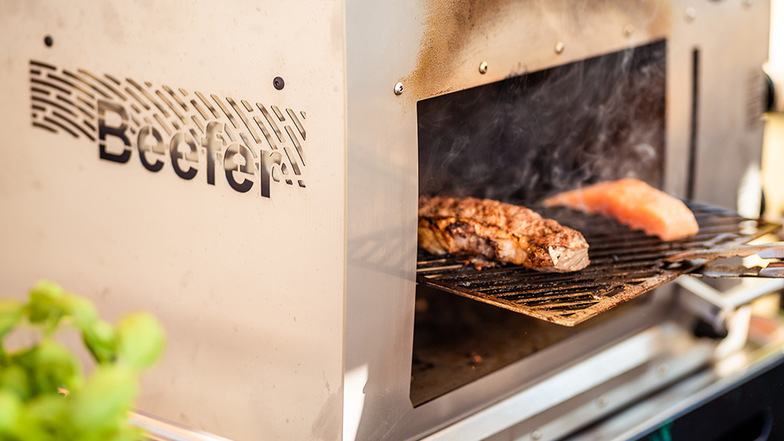 Der innovative 800°C-BEEFER®-Grill verleiht dem Garten-Catering echtes Gourmet-Feeling und Fleisch- und Fischgerichten die besondere Note. 