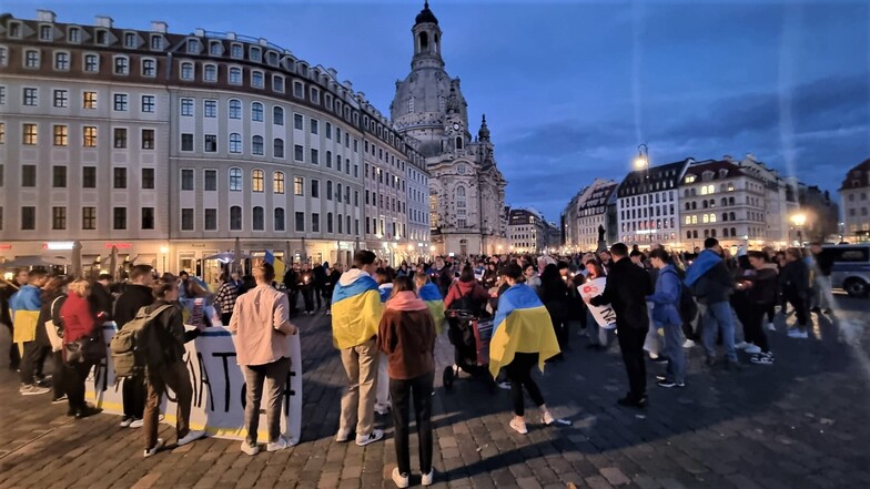 Am Rand dieser spontanen Pro-Ukraine-Demo auf dem Dresdner Neumarkt entstand das umstrittene Video.