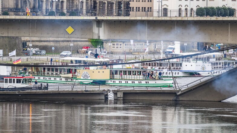 Die Schiffe der Weißen Flotte fahren trotz des Teileinsturzes der Carolabrücke weiter.