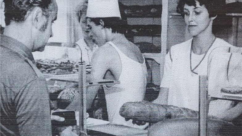 So fing 1981 alles an: Horst Schober mit den Roggen-Vollkornbroten am Backofen, Ute Schober (rechts außen) am Ladentisch. Beide waren um die 30 Jahre alt.