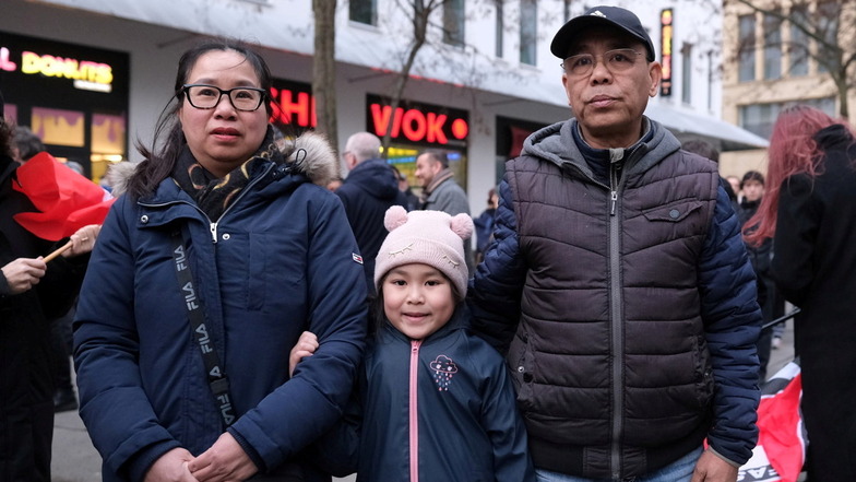 Hoa Nguyen, Tochter Emilia und Pham Phi Son, eine vietnamesische Familie aus Chemnitz, steht im Februar bei einer Kundgebung gegen die Abschiebung beisammen.