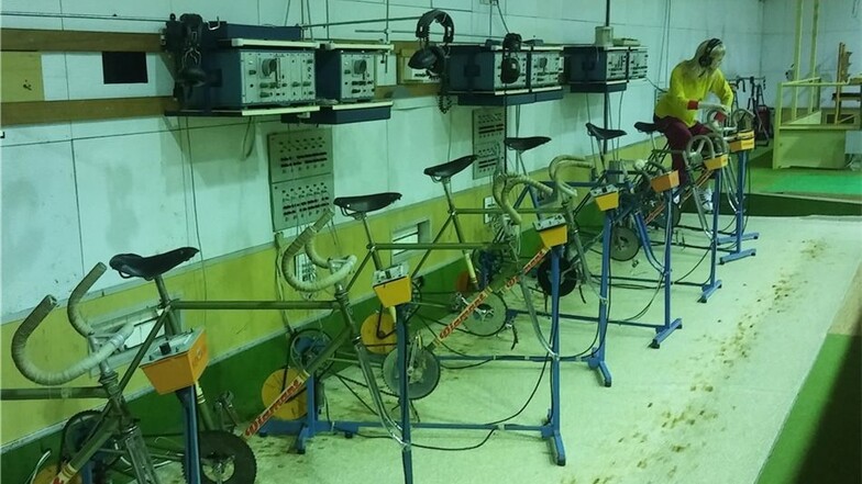 Was heute ein Fahrradergometer ist, sah in den 1980er-Jahren ungefähr so aus. In der Unterdruckkammer in Kienbaum standen acht Räder – eines der Erfolgsgeheimnisse des DDR-Sports.: