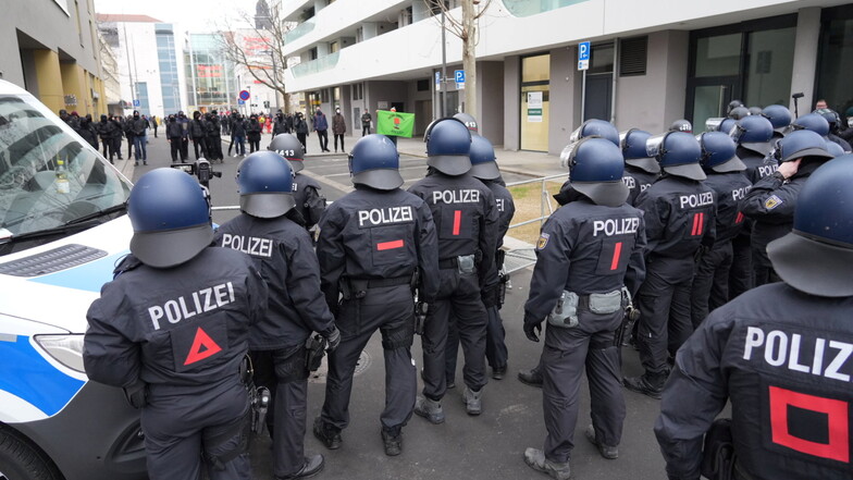 In Dresden werden am Sonntag tausende Demonstranten erwartet. Bereits im vergangenen Jahr gab es einen Großeinsatz der Polizei, um Neonazis und Gegner bei Demos zu trennen.