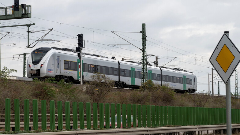 Eine Regionalbahn ist an der B 169 zwischen Riesa und Zeithain unterwegs. Diese Linie ist jetzt wieder von Bauarbeiten betroffen.