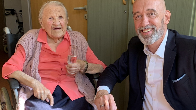 Die in Bautzen lebende Anna Cernohorsky ist mit ihren die älteste Frau Deutschlands. Im vergangenen September gratulierte Bautzens OB Alexanders Ahrens ihr zum 112. Geburtstag.