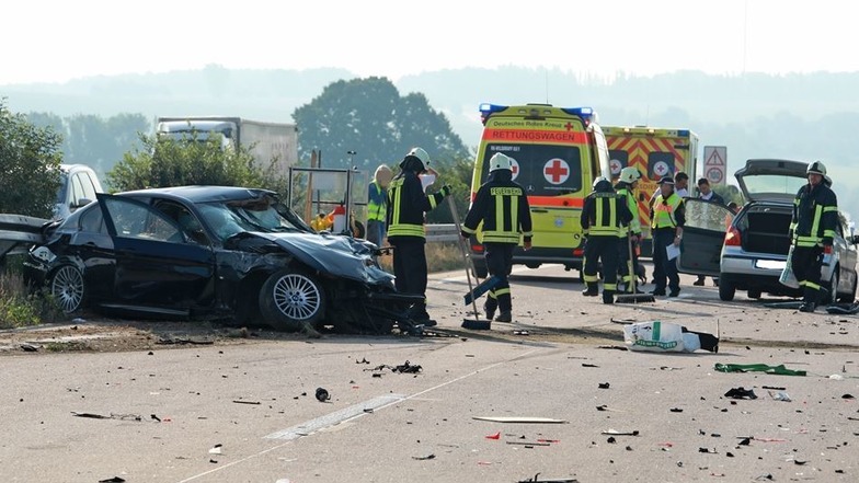 Die Autobahn war mit Trümmern der in den Unfall verwickelten Fahrzeuge übersät – viel Arbeit für die Einsatzkräfte.