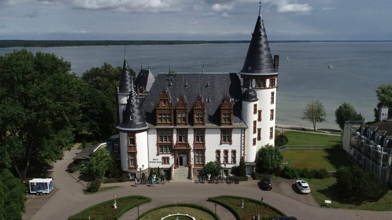 Das Schloss Klink an der Müritz steht zum Verkauf.