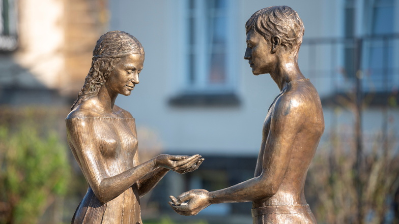 Seit Ende Mai 2015 stehen die beiden Bronzefiguren "Die Liebenden" im Hochzeitsgarten neben dem Standesamt. Sie symbolisieren Freundschaft und Partnerschaft.