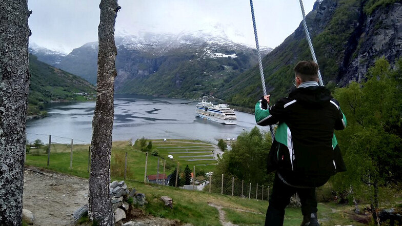 Ein Muss für Nordkap-Fahrer: die Schaukel über dem Geiranger-Fjord, auf dessen Wasser derweil die Aida liegt.