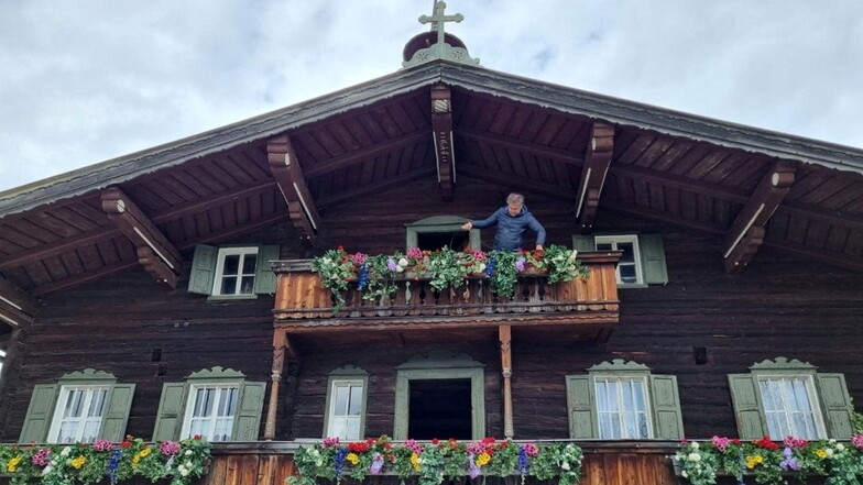 Erkennen Sie die Kulisse? Der Mitbesitzer des Leutersdorfer Schlosses, Helmut Zaggl, schmückt die Balkone der Arztpraxis von der ZDF-Fernsehserie "Der Bergdoktor" mit Kunstblumen.