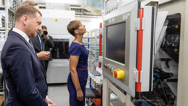 Die estnische Präsidentin Kersti Kaljulaid besuchte im Juni 2020 die estnisch-deutsche Firma Skeleton in Großröhrsdorf. Das Unternehmen erhalt nun eine Millionenförderung für seine innovativen Ultrakondensatoren.