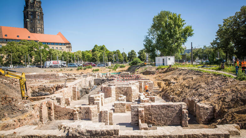 Am Ferdinandplatz graben Archäologen nach alten Schätzen.