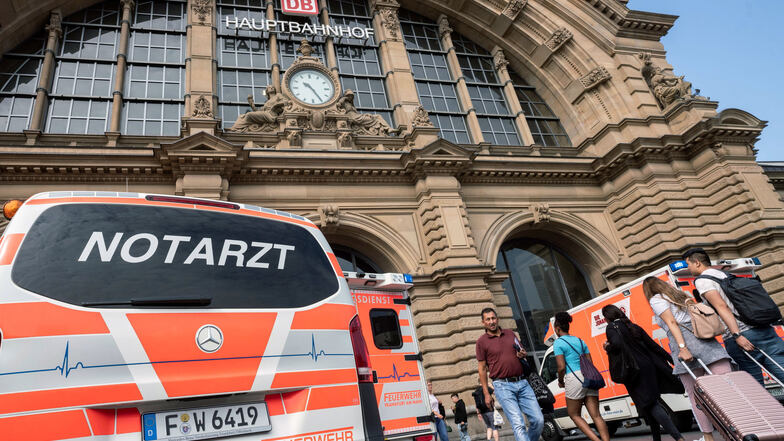 Ein Notarztwagen steht am Montagvormittag vor dem Frankfurter Hauptbahnhof. 
