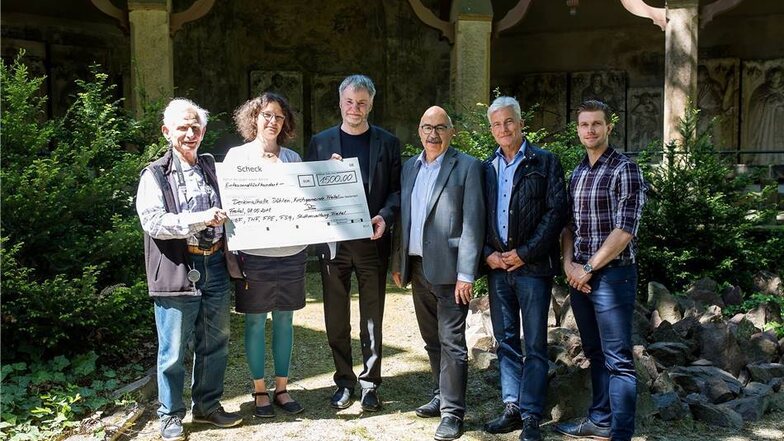 Teuer 1 500 Euro übergab Oberbürgermeister Uwe Rumberg (r.) an Pfarrerin Annegret Lattke und Eberhard Kammer. Insgesamt sind 100 000 Euro nötig.