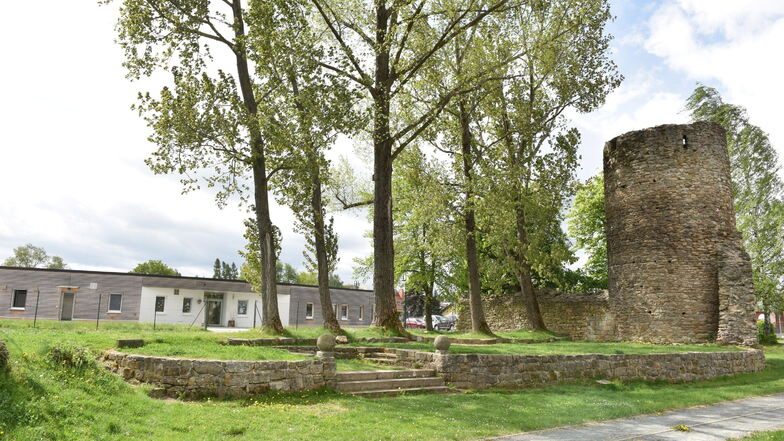 Im Schatten der Ruine der Wasserburg in Ruppendorf
wurde die Kindereinrichtung gebaut.