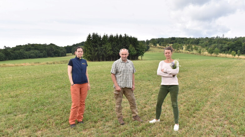 Jitka Pollakis (v.l.), Bernd Seifert und Anika Wilke stehen auf den Wiesen bei Bärenstein, die als mögliche Ablageflächen für Bergbau vorgeschlagen sind.