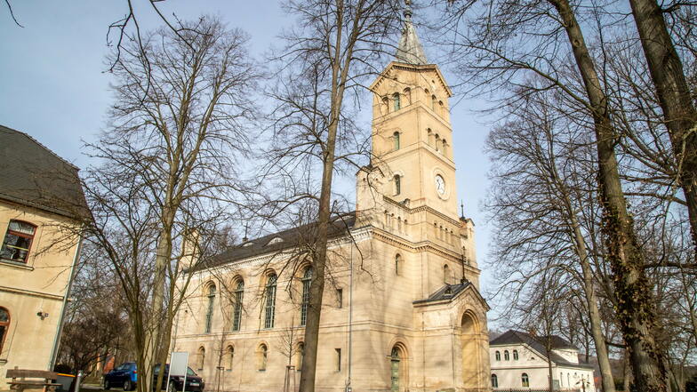 Die Kirche in Kunnerwitz ist der nächste Ort an dem Mitarbeiter der Naturschutzstation "Östliche Oberlausitz" unter dem Dach des Kirchenschiffes Nisthilfen für Fledermäuse anbringen.