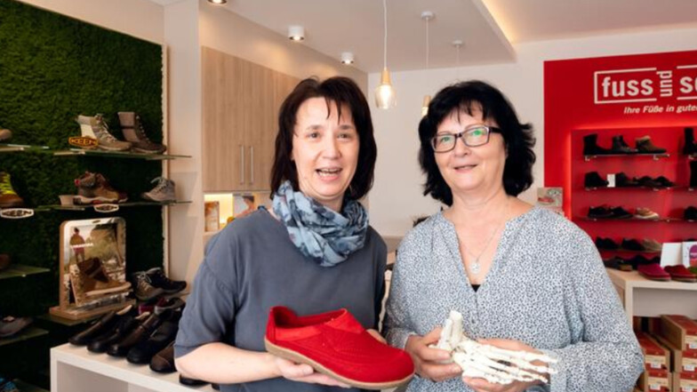 Astrid Förster (links) und Carola Margalle gehören zum Team des Neukircher Geschäftes von „Fuss und Schuh“. Das Unternehmen ist Orthopädie-Spezialist, betreibt aber auch einen klassischen Handel mit Markenschuhen.