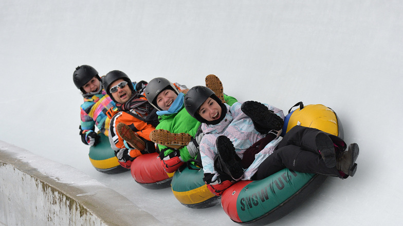 Auf rutschenden Reifen durch den Eiskanal in Altenberg: Ein Spaß für die ganze Familie!