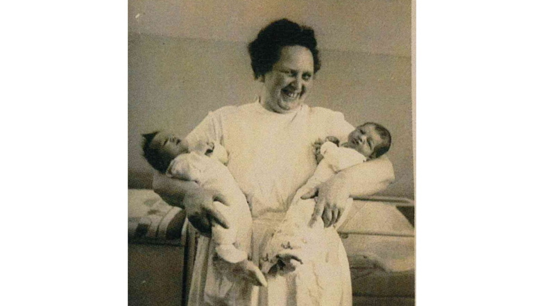 Die Riesaer Hebamme Auguste Knipp im Jahr 1966 mit den Neugeborenen Sebastian und Peter.
