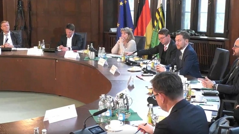 Sachsens Ministerpräsident Michael Kretschmer bei einem Gespräch mit Vertretern der Ukraine-Hilfe.