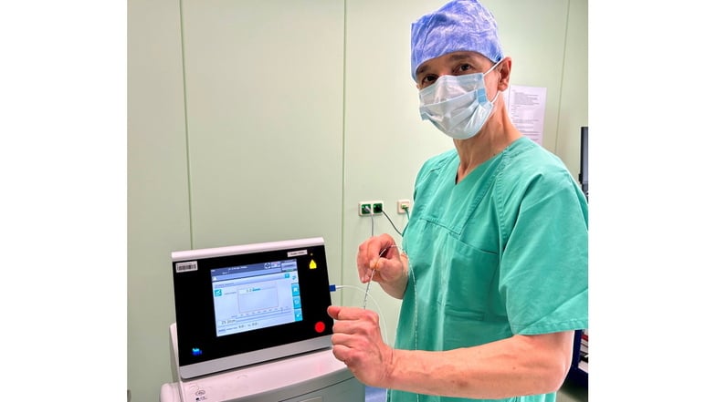 Libor Orsag, Oberarzt für Chirurgie an der Helios-Klinik Leisnig, mit dem Lasergerät im OP.