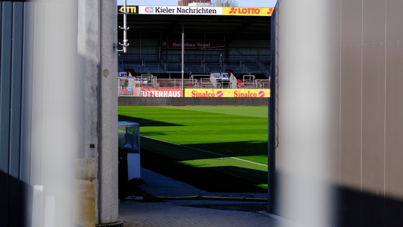 Das Spielfeld im Kieler Stadion ist am Spieltag leer:  Wegen eines erneuten Corona-Falls in der Kieler Mannschaft wurde das Heimspiel gegen Jahn Regensburg kurzfristig abgesetzt.