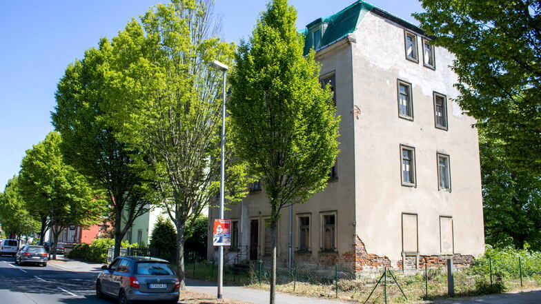 Versteckt sich jetzt etwas hinter Bäumen, wird dadurch aber auch nicht schöner: das Haus Güterbahnhofstraße 24 in Heidenau.