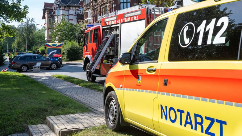 Die Straße musste gesperrt werden, es bildete sich ein langer Stau.