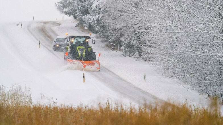 Der Landwirt Christian Bezold räumt mit seinem Traktor eine schneebedeckte Landstraße bei Wiesentfels.