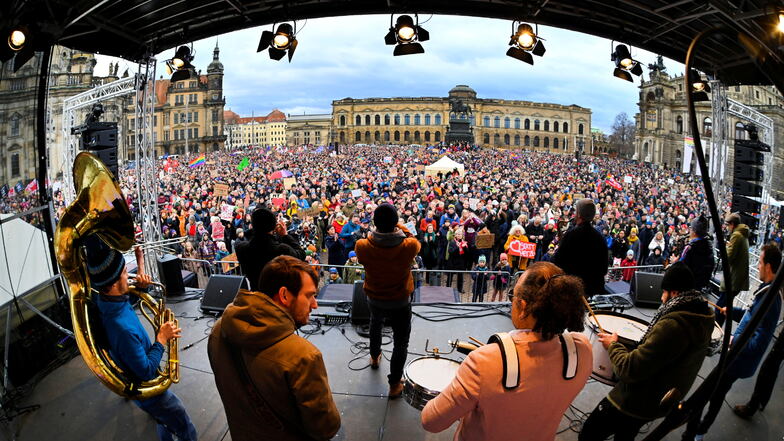Am Samstag hat die Banda Comunale vor mehreren tausend Menschen auf dem Dresdner Theaterplatz gespielt.