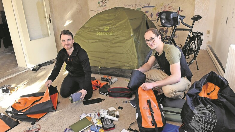 Tobias Heber (re.) aus Ruppendorf und Georg Walther aus Schmiedeberg wollen mit dem Fahrrad nach China fahren.