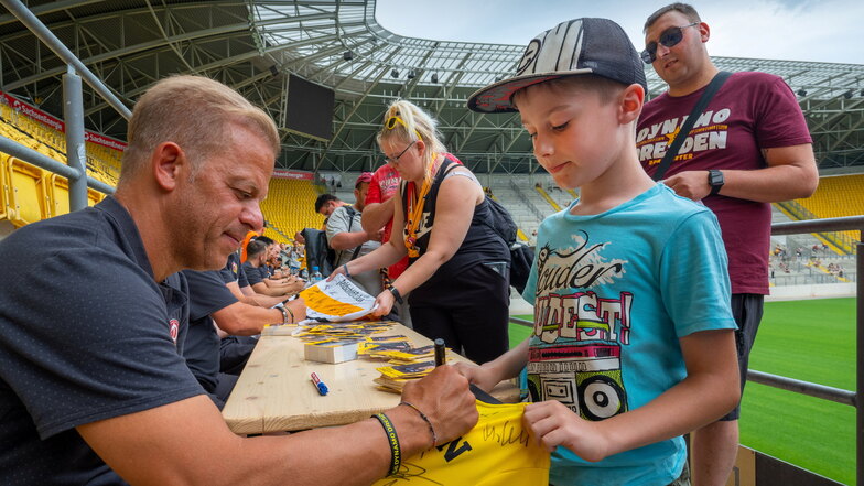 Trainer Markus Anfang kann bei der Autogrammstunde einige Fans mit seiner Unterschrift glücklich machen.