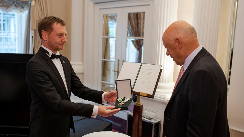 Theo Müller bekommt während einer Reise von Ministerpräsident Michael Kretschmer in die Schweiz den Verdienstorden von Sachsen verliehen.