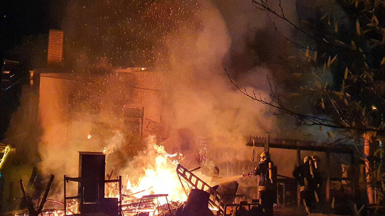 Lichterloh brannten am 28. März die Anbauten der Großschönauer Bäckerei an der Hauptstraße. 
