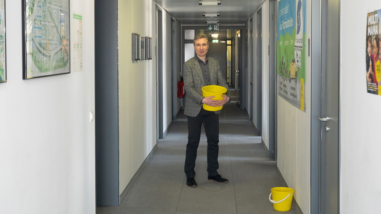 Zwei gelbe Eimer sammeln im Flur des Rathaus-Büros von Baubürgermeister Stephan Kühn von der Decke tropfende Wassertropfen.