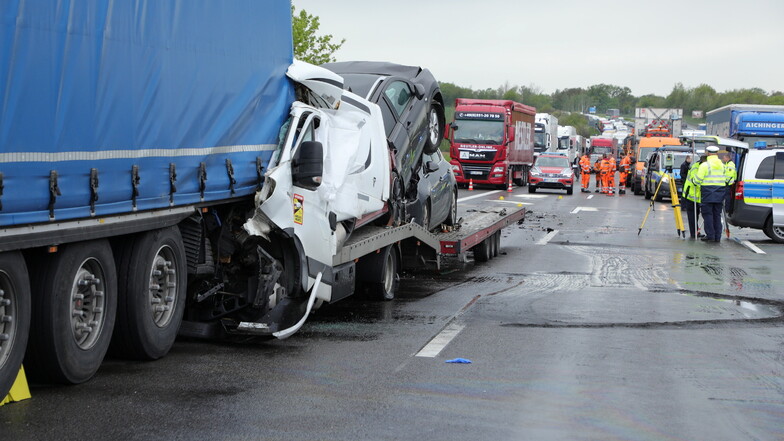 Zwischen Siebenlehn und Nossen krachte ein Kleintransporter auf einen Lkw. Der polnische Fahrer überlebte den Aufprall nicht.