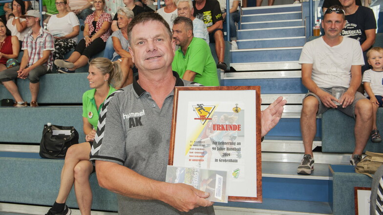 Anlässlich "90 Jahre Handball in Großenhain" wurde Hallenwart Andreas Kotte im August 2019 ausgezeichnet. Diese Woche feiert er 60. Geburtstag.