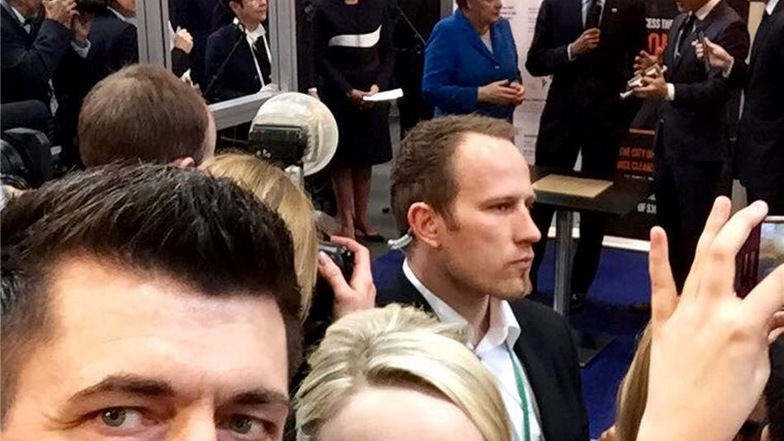 Ein Selfie mit Obama und Merkel gelingt auch.