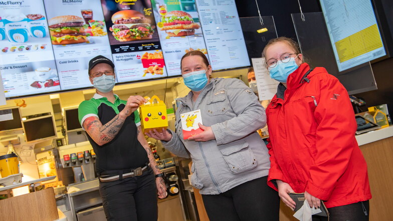 Eine McDonald's-Mitarbeiterin übergibt Susanne Herrmann und ihrer Tochter Joana in Thiendorf ein Happy Meal. Das wollen die Großräschener für die jüngere Tochter Kimberly mitnehmen.