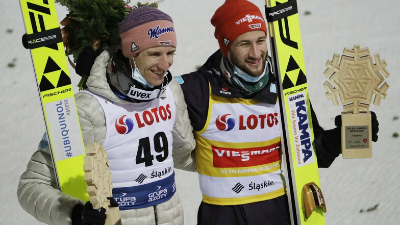 Karl Geiger (links) und Markus Eisenbichler feiern beim Weltcupauftakt der Skispringer im polnischen Wisla einen deutschen Doppelerfolg.