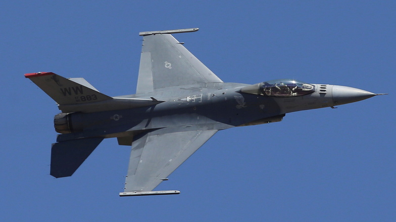 Ein US-Kampfflugzeug vom Typ F-16: Am Sonntag stiegen solche Militärmaschinen auf, um ein Kleinflugzeug  abzufangen.