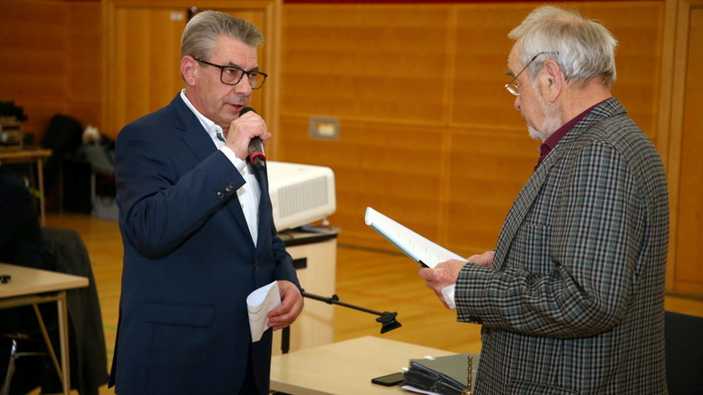 Formeller Akt: Stadtrat Bernd Kühnel (Freie Wähler, r.), nimmt OB Tim Lochner (für die AfD) Amtseid und Verpflichtung ab.