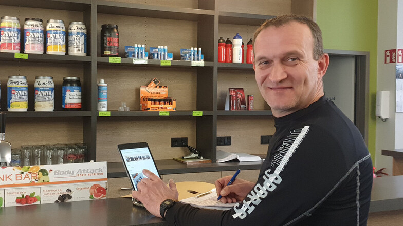 Fitnesstrainer Danilo Höhne schickt den Trainingsplan aufs Handy.