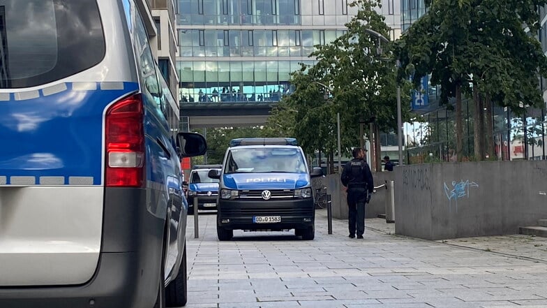 Polizei am Wiener Platz in Dresden. In der Nähe bedrohte ein Mann am Samstag Passanten mit einem Messer.