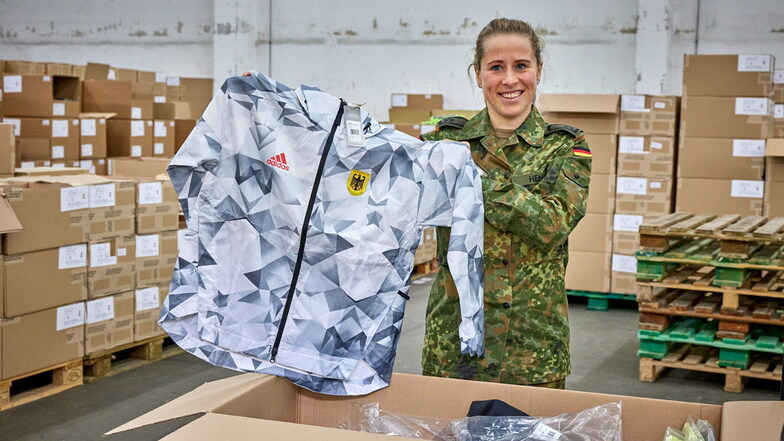 "Jedes Mal wie Weihnachten." Die Skilangläuferin Katharina Hennig, Oberfeldwebel der Bundeswehr, freut sich im Prossener Depot über ihr neues Outfit.